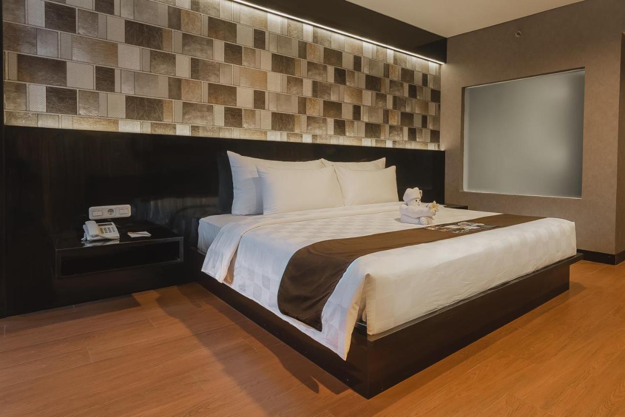 Royal Regantris Cendana Hotel Surabaya Buitenkant foto