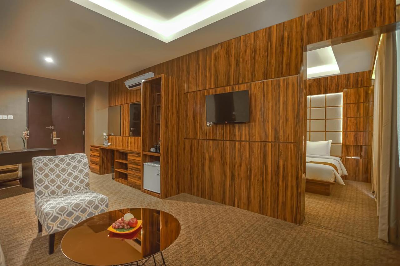 Royal Regantris Cendana Hotel Surabaya Buitenkant foto