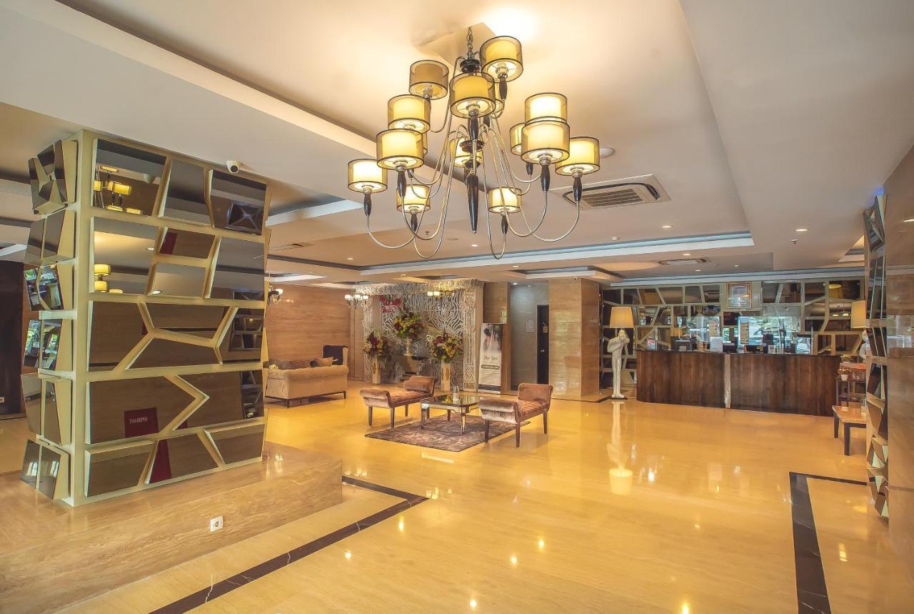 Royal Regantris Cendana Hotel Surabaya Buitenkant foto