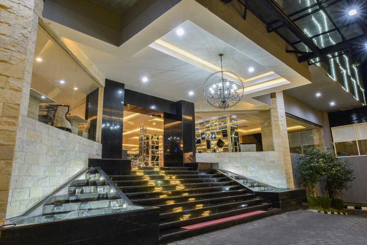 Royal Regantris Cendana Hotel Surabaya Buitenkant foto